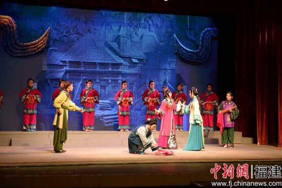  福建省實驗閩劇院為當(dāng)?shù)氐拇迕駛儙砹碎}劇傳統(tǒng)經(jīng)典劇目《王蓮蓮拜香》。