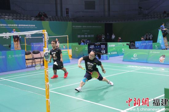 李鳳梅和隊(duì)友曾慶濤在SH6級(jí)混雙比賽中，以2:0戰(zhàn)勝四川隊(duì)。搭檔曾慶濤在前面的比賽中，剛剛戰(zhàn)勝李鳳梅的丈夫羅廣梁。
