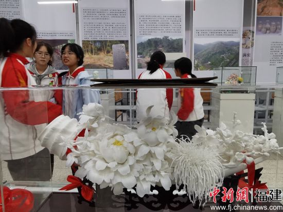 德化一中發(fā)力傳承德化白瓷非遺技藝。