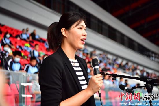 福建師范大學(xué)體育與科學(xué)學(xué)院副院長(zhǎng)、中國(guó)女排奧運(yùn)冠軍徐云麗宣布福州第十九中學(xué)第五十屆田徑運(yùn)動(dòng)會(huì)開幕。張斌 攝