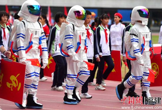 福州第十九中學(xué)第五十屆田徑運(yùn)動(dòng)會(huì)開幕式現(xiàn)場(chǎng)。張斌 攝
