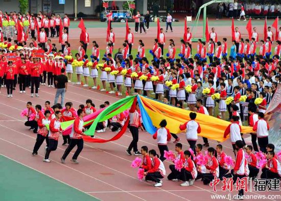 福州第十九中學(xué)第五十屆田徑運(yùn)動(dòng)會(huì)開幕式現(xiàn)場(chǎng)。張斌 攝