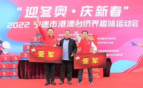 圖為寧德市僑聯(lián)主席陳衛(wèi)良為亞軍隊(duì)伍頒獎(jiǎng)。林榕生 攝.JPG