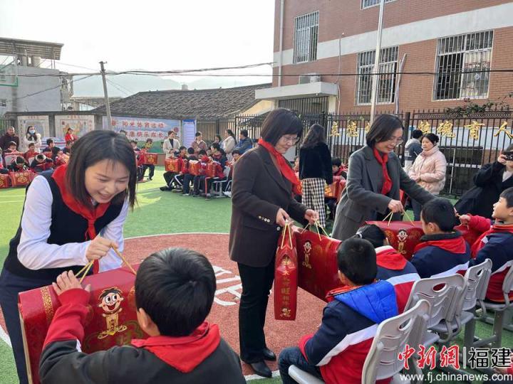 福州市婦聯(lián)、福建海峽銀行聯(lián)合走訪慰問(wèn)永泰特殊教育學(xué)校師生。