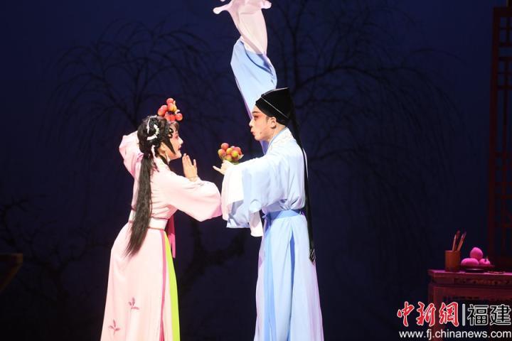 福建省實(shí)驗(yàn)閩劇院優(yōu)秀年青演員文焱(左)、林宇輝(右)在劇中分別飾演冷霜嬋、艾敬郎。記者劉可耕 攝