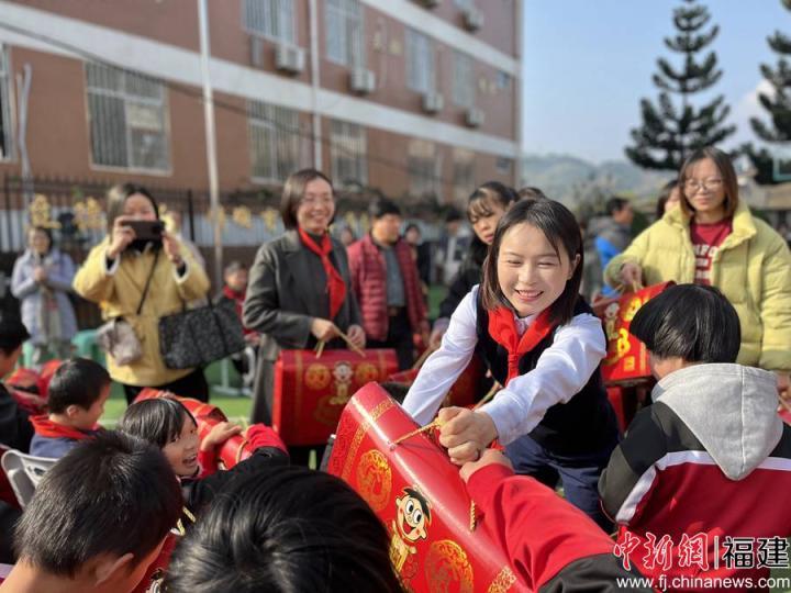 福州市婦聯(lián)、福建海峽銀行聯(lián)合走訪慰問(wèn)永泰特殊教育學(xué)校師生。