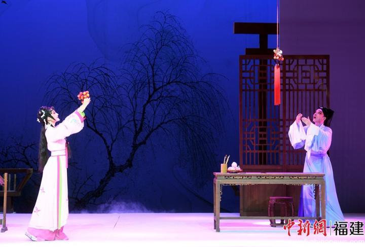 新版?zhèn)鹘y(tǒng)閩劇《荔枝換絳桃》演出現(xiàn)場(chǎng)。記者劉可耕 攝