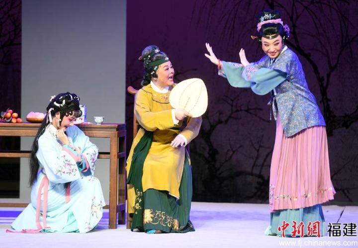新版?zhèn)鹘y(tǒng)閩劇《荔枝換絳桃》演出現(xiàn)場(chǎng)。記者劉可耕 攝