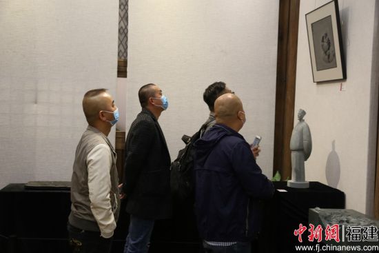 此次展覽共展出70余件惠安傳統(tǒng)石雕藝術(shù)精品，吸引觀眾觀展。倪興風(fēng) 攝