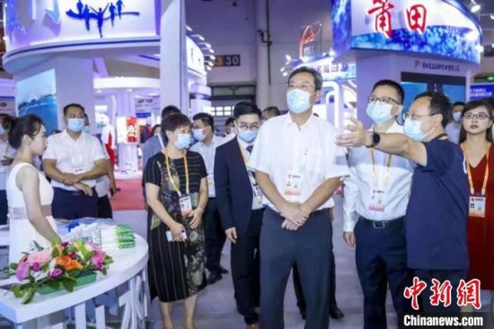 國家體育總局體育器材裝備中心副主任王平、省體育局黨組成員、副局長唐佑明一行蒞臨展區(qū)關(guān)懷指導(dǎo)。　三明市體育局 供圖