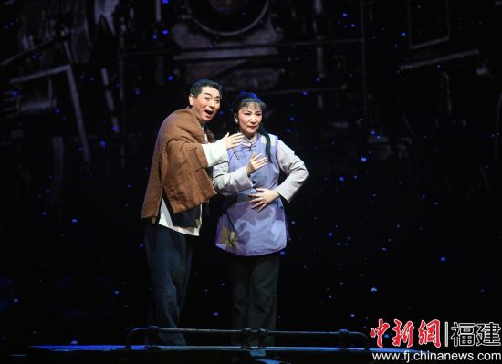 國家一級演員張萌（左）在劇中領(lǐng)銜主演林祥謙，中國戲劇梅花獎(jiǎng)獲得者、程派名家孫勁梅（右）飾演陳桂貞。　記者 劉可耕 攝