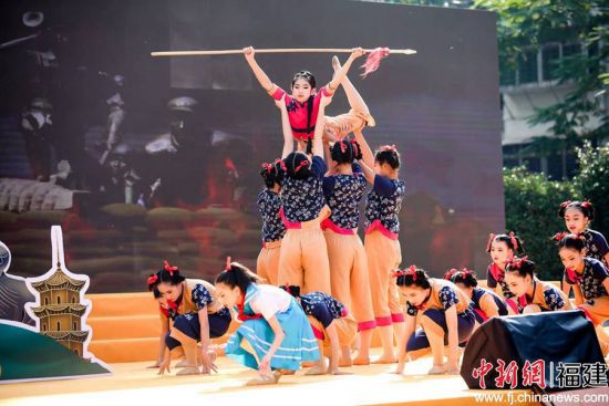 泉州市第二實驗小學(xué)學(xué)生自編群舞《星火庚續(xù)》。