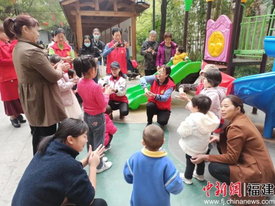  福建省健康科普志愿者藝術(shù)團(tuán)的志愿者開(kāi)展健康科普。