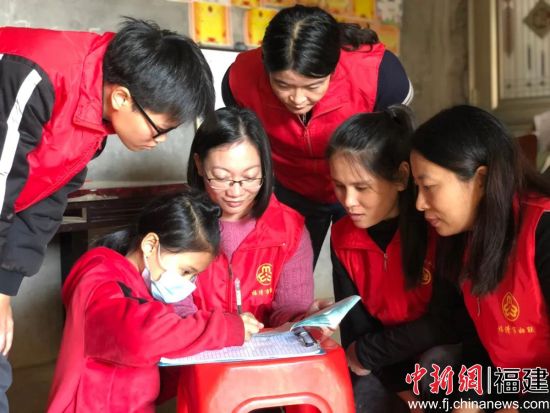 福清市愛(ài)心媽媽幫幫團(tuán)的姐妹走訪慰問(wèn)困境兒童。