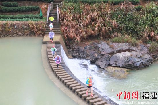 挑戰(zhàn)賽線路貫穿于村莊、公路、山野之間。鄭力煒 攝