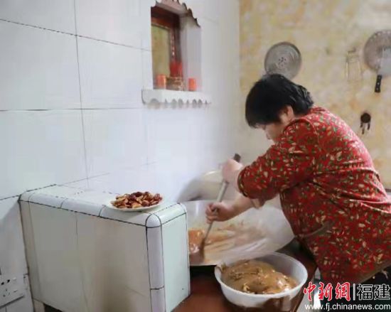 制作年糕。