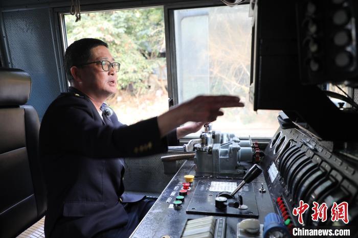 圖為出發(fā)前，何志剛檢查內(nèi)燃機(jī)車內(nèi)部情況。　孫嘉奎 攝