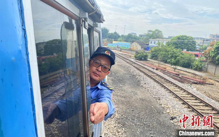圖為出發(fā)前，何志剛檢查內(nèi)燃機(jī)車內(nèi)部情況。　孫嘉奎 攝