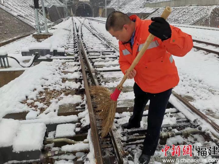 南鐵福州車務(wù)段掃雪除冰保暢通