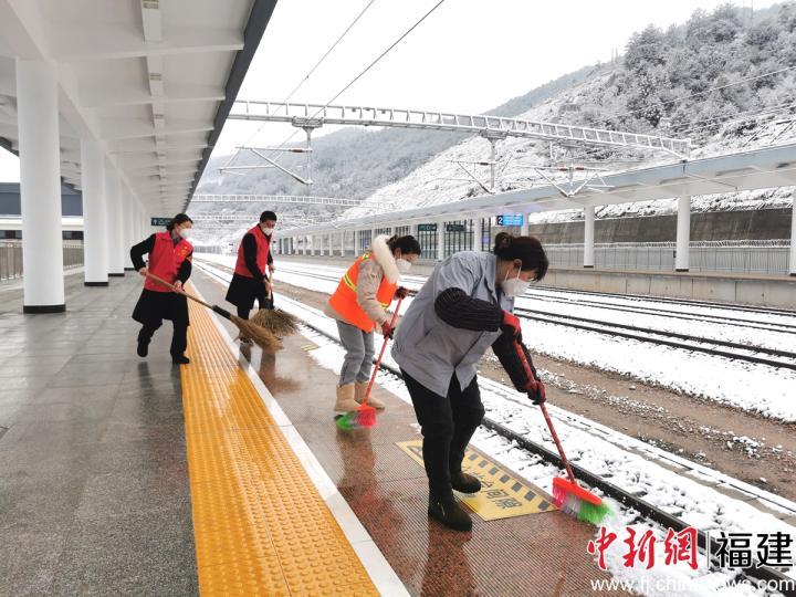 南鐵福州車務(wù)段掃雪除冰保暢通
