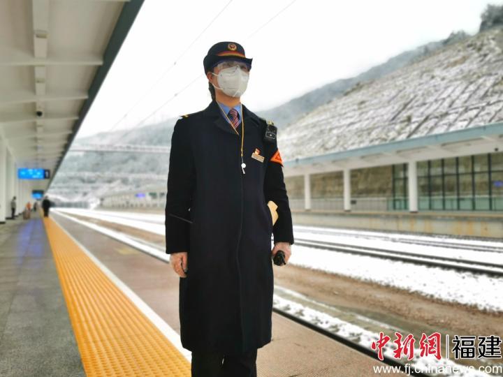 南鐵福州車務(wù)段掃雪除冰保暢通