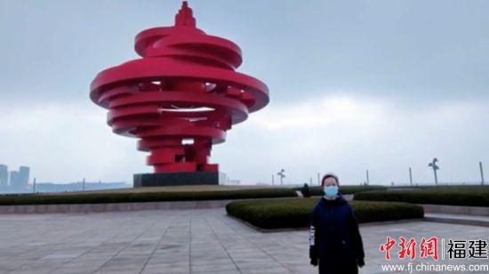 圖為王晨菲參觀五四廣場(chǎng)