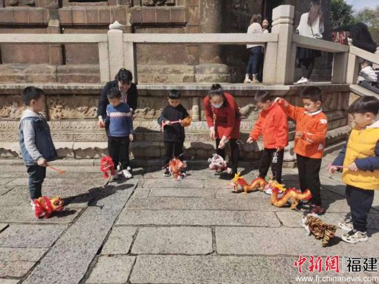 仁壽塔下，孩子們自編自演了一出提線木偶戲。
