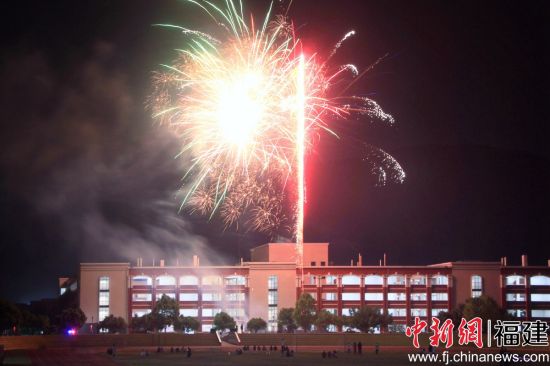 燃放煙花。（陳章祧 攝）