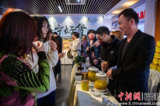 市民正在體驗(yàn)壽寧的特色產(chǎn)品。李南軒 攝