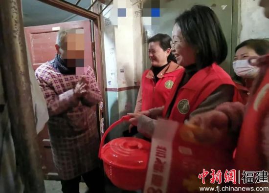 巾幗志愿者進(jìn)社區(qū)入戶慰問。