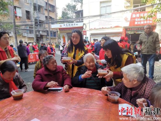 巾幗志愿者邀請轄區(qū)百位老人品嘗“拗九粥”。