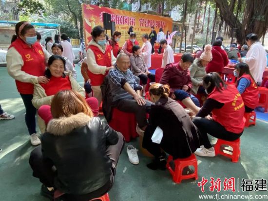  巾幗志愿者為社區(qū)老人采耳、捶背、洗腳。