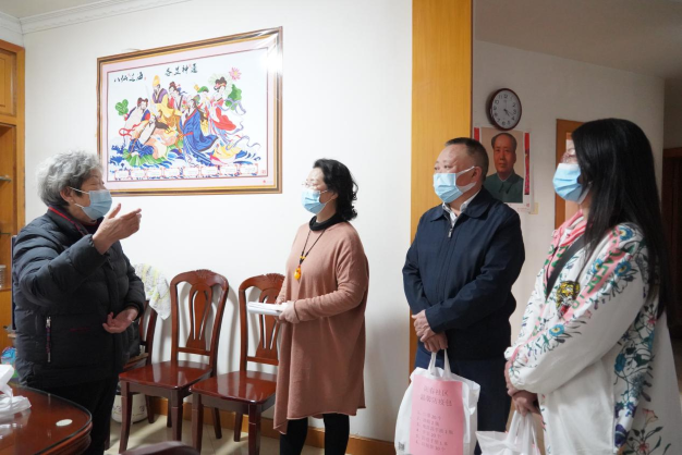 圖為志愿者們看望留守老人、加拿大僑眷湯奶奶。1.png