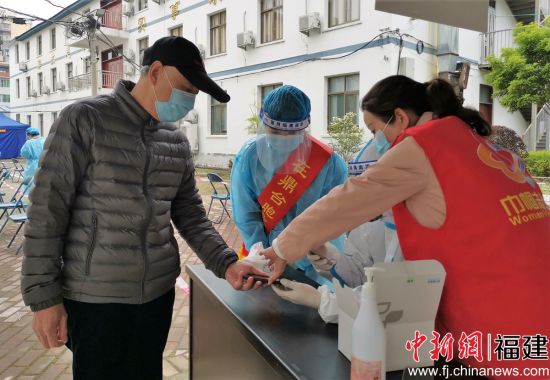 志愿服務(wù)現(xiàn)場(chǎng)。卓洲宇 攝