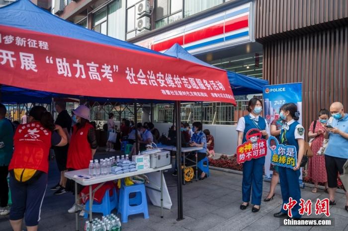 6月7日上午，2022年全國高考拉開帷幕。四川省成都市玉林中學(xué)考點考生陸續(xù)抵達和進入考點。圖為社區(qū)在考點外專門設(shè)立了服務(wù)考生處。 劉忠俊 攝