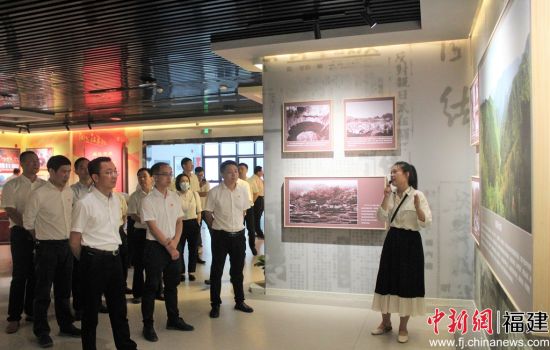 領導嘉賓參觀中國工農紅軍閩東獨立師陳列館。林榕生 攝