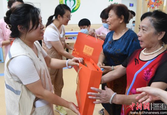  福州鼓東街道觀風亭社區(qū)黨委書記陳綠漪等共同為轄區(qū)孤寡老人、退役軍人、困難群眾等送上中秋月餅。記者 劉可耕 攝