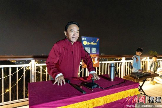 圖為傳統(tǒng)曲藝評(píng)話表演。宗威 攝