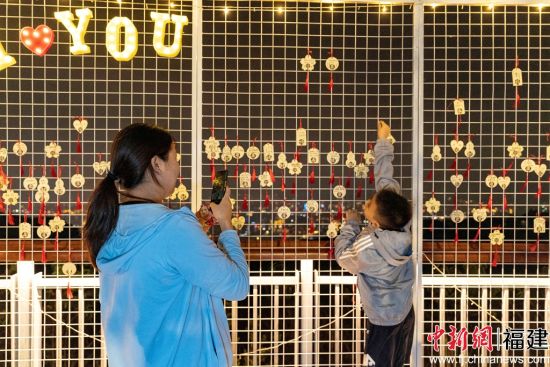 圖為游客在鼓山游玩。宗威 攝
