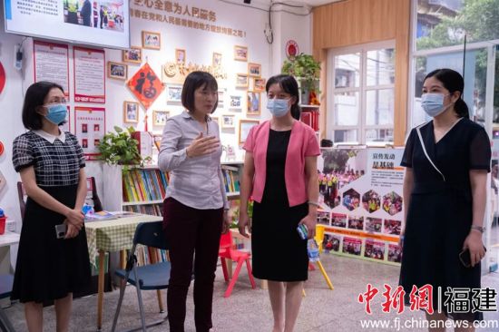 調(diào)研組一行走進“村童媽媽聚樂部”茶會站點。李南軒 攝