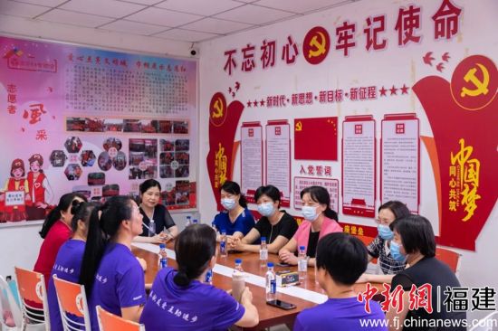 調(diào)研組一行聽取“惠容·婦女微家”開展的巾幗志愿服務(wù)活動。李南軒 攝