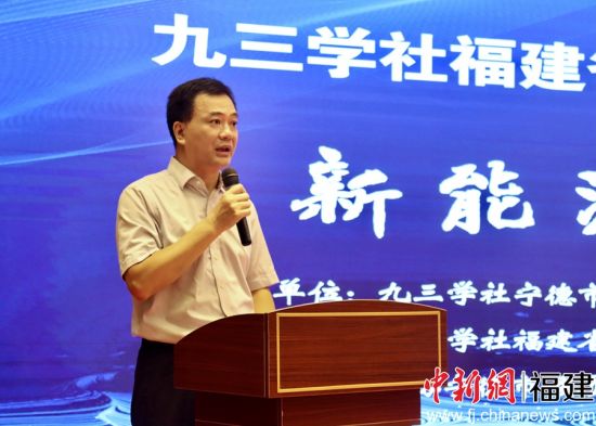 寧德市政協(xié)副主席、九三學(xué)社寧德市委主委黃家盛主持論壇。吳允杰 攝