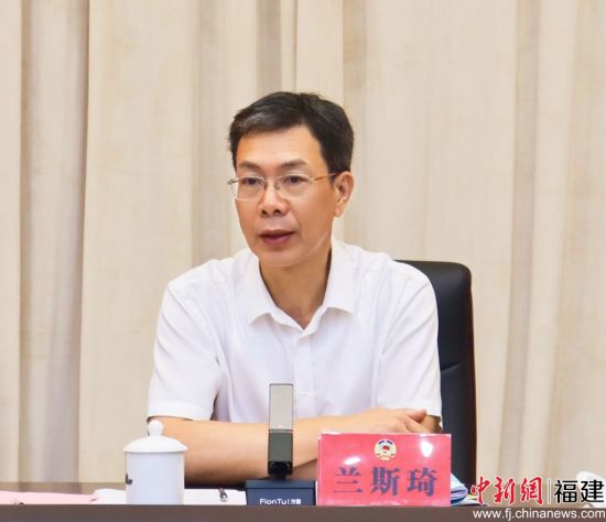  寧德市政協(xié)黨組書記、主席蘭斯琦主持會議。吳允杰 攝