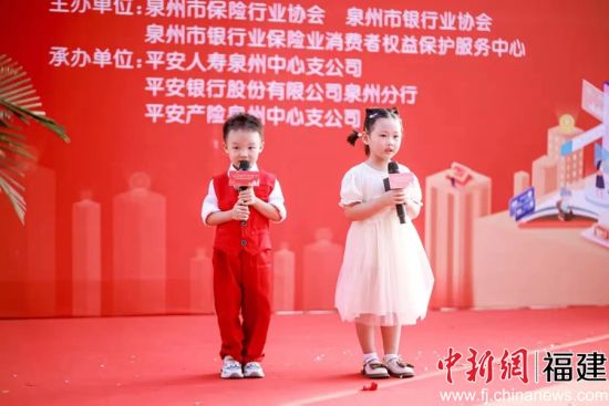 兩名小朋友共同演繹閩南童謠。