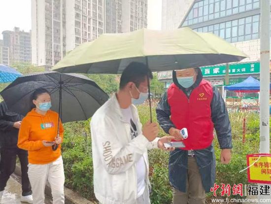 福州統(tǒng)促會(huì)組織臺(tái)灣青年志愿者參加疫情防控