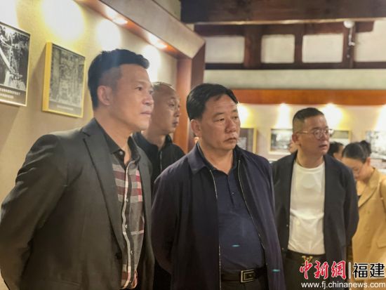  寧德市政協(xié)課題調(diào)研組參觀考察梁金山故居。呂巧琴 攝