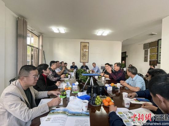  寧德市政協(xié)課題調(diào)研組參觀考察位于云南大理州賓川縣的臺資企業(yè)。