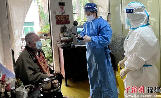  觀風(fēng)亭社區(qū)組織相關(guān)人員上門為行動(dòng)不便老人做核酸采樣。