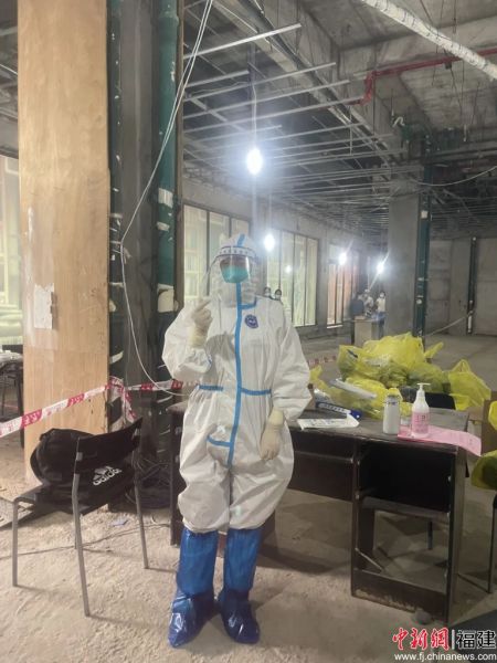 林水玉前往社區(qū)支援核酸采集工作。