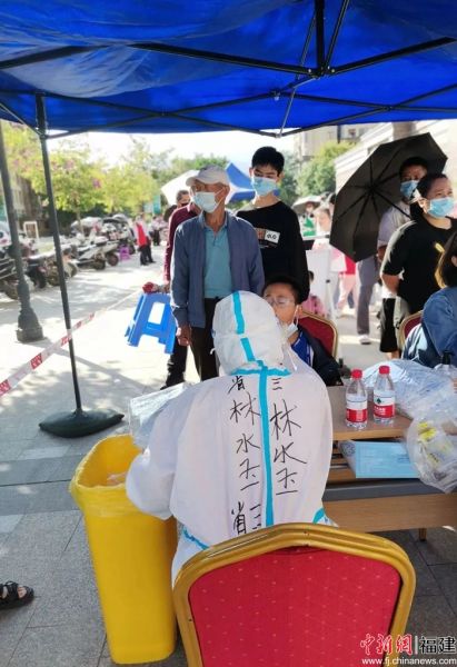 林水玉前往社區(qū)支援核酸采集工作。